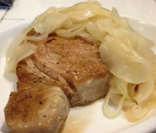 Atún encebollado al horno