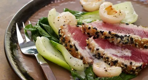 Atún encebollado con sesamo