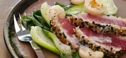 Atún encebollado con sesamo