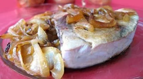 Atún encebollado con vino blanco