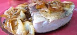 Atún encebollado con vino blanco
