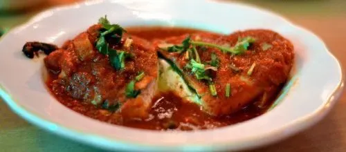 Atún encebollado en salsa roja