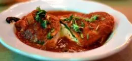 Atún encebollado en salsa roja