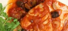 Atún encebollado en salsa romesco